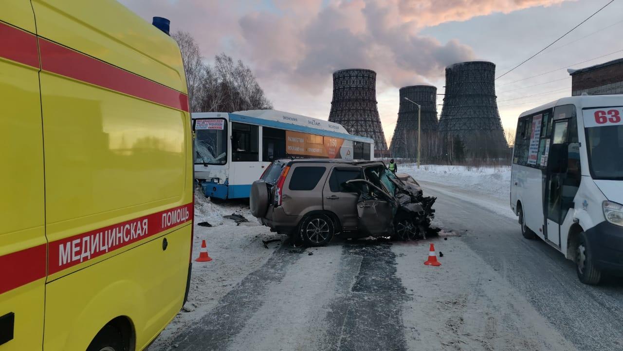 Фото Водитель Honda погиб в ДТП с автобусом № 18 в Новосибирске 2
